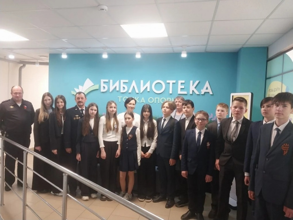 В рамках социально-подростковой программы «Кофе с полицейским» в Центральной библиотеке прошла встреча подростков с сотрудником полиции под названием «Познакомимся? Полиция без мифов». 