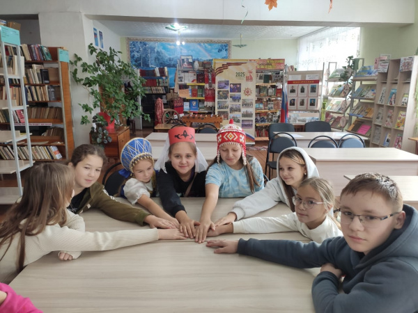 В Турмышской библиотеке проведена игровая программа «В единстве – наша сила»