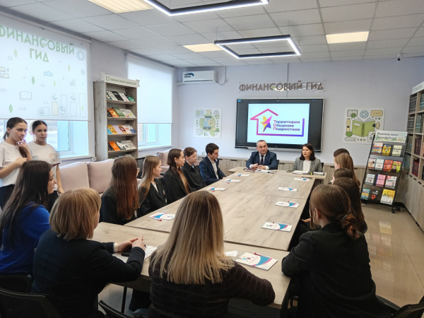 В Центральной библиотеке, на площадке ТОП "Точка кипения" состоялась встреча с Уполномоченным по правам ребенка в ЧР Алевтиной Федоровой