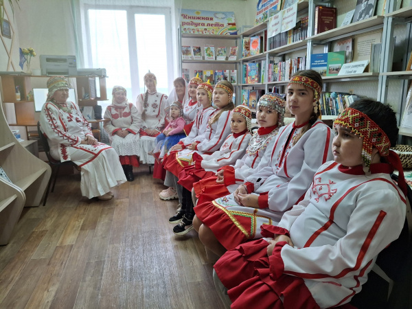 В рамках проекта "Арча: хранитель семейных ценностей" в Новобуяновской библиотеке провели краеведческий час "Бабушкин сундук"