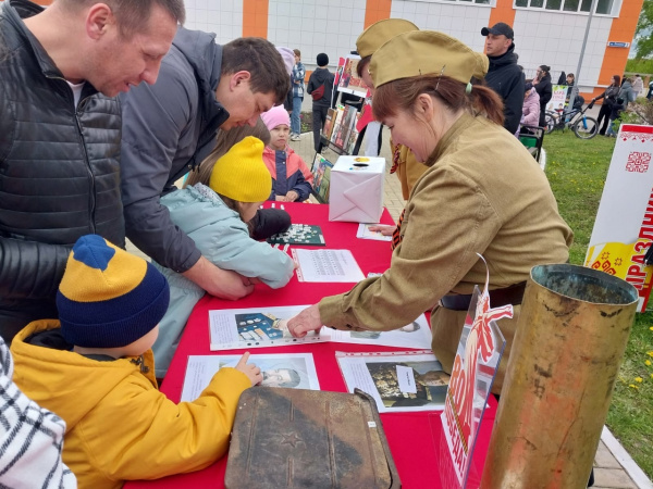 В день Победы на площади перед домом культуры сотрудники Центральной библиотеки организовали увлекательную библиоплощадку "Победный май"
