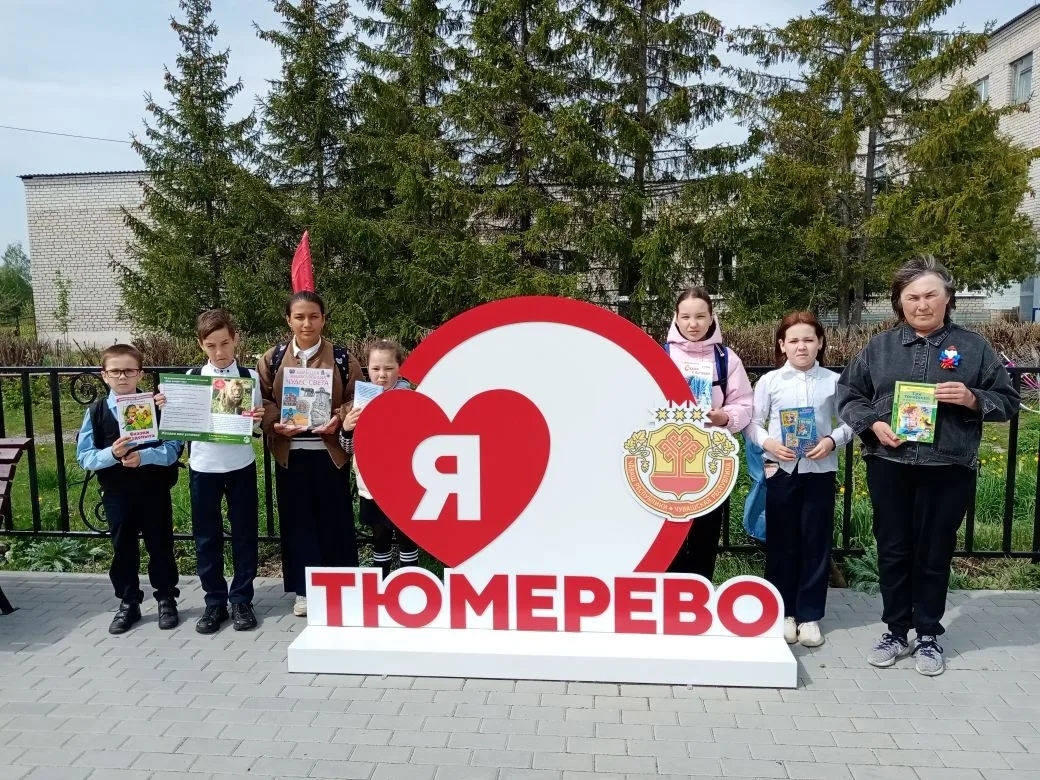 В рамках проекта «Читающая скамейка» и ко Дню семьи у нас прошло тёплое и душевное мероприятие — обзор книг «Читаем всей семьёй» с учащимися Тюмеревской СОШ.