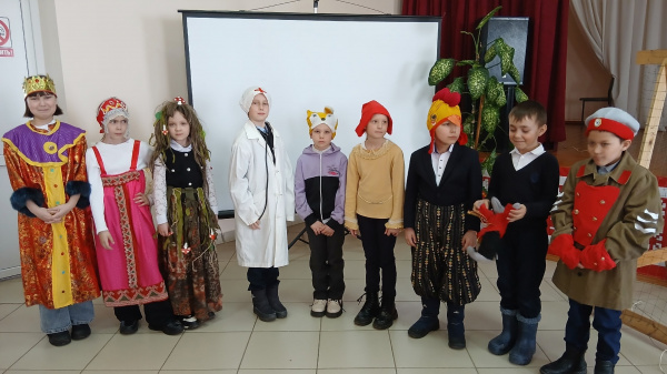 В Чутеевской библиотеке состоялся час искусства «Волшебный мир театра»