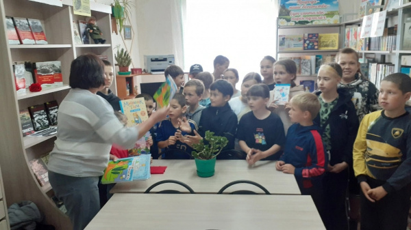 Ребята из пришкольного лагеря  совершили экскурсию в Новобуяновскую библиотеку