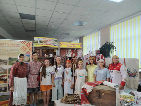 В Яншихово-Норвашской библиотеке провели путешествие в старину «Что хранит бабушкин сундук»