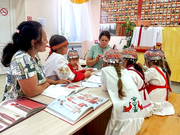 В Чутеевской библиотеке  провели краеведческий час «Национальный костюм как отражение души чувашского народа»