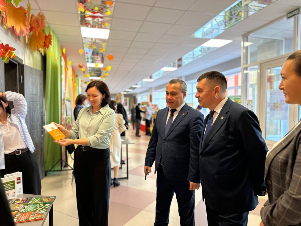 В день работника сельского хозяйства и перерабатывающей промышленности Центральная библиотека организовала книжную выставку "Сельское хозяйство от А до Я"