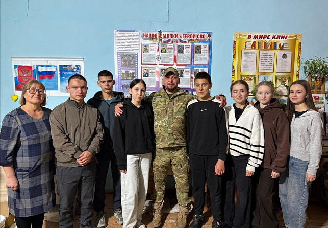 В Кармалинской библиотеке - познавательный час «Страна непобедима, когда един народ» с участием Борисова А. Ю., участника СВО