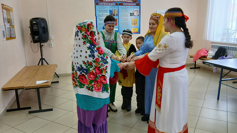 В рамках Года единства народов России в Чутеевской библиотеке провели игровую программу «Игры и забавы народов России».