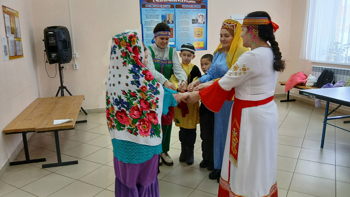 В рамках Года единства народов России в Чутеевской библиотеке провели игровую программу «Игры и забавы народов России».