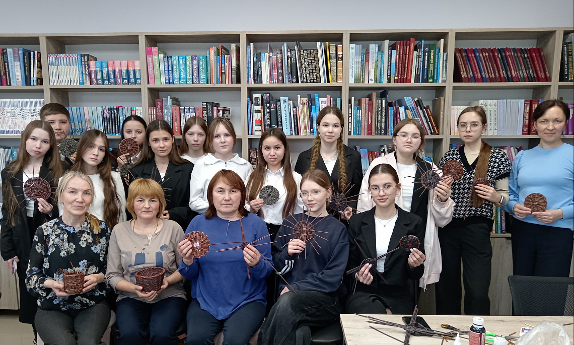 В Центральной библиотеке провели мастер-класс "Первые шаги к плетению" В Центральной библиотеке провели мастер-класс "Первые шаги к плетению"