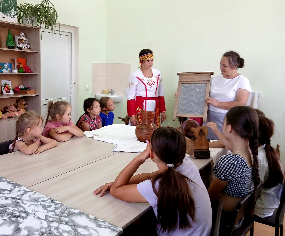 В Чутеевской библиотеке провели краеведческий час «Бабушкин сундучок».