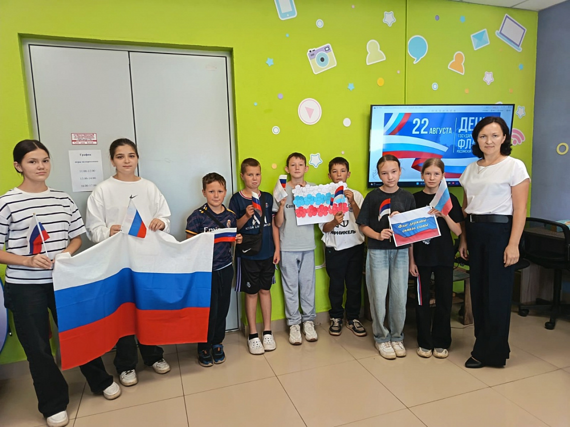 В Центральной библиотеке исторический экскурс «Над нами реет флаг России» В Центральной библиотеке исторический экскурс «Над нами реет флаг России»