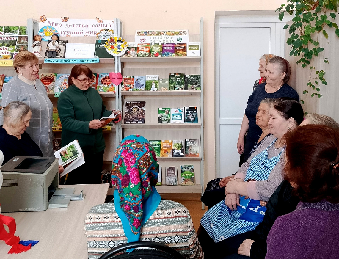 В рамках проекта «Сила села=Ял хӑвачӗ» провели обзор тематической книжной выставки «Сила села»