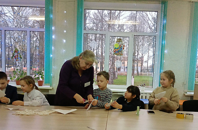 В Детской библиотеке провели мастер-класс по созданию праздничных поделок "Новогодний серпантин"